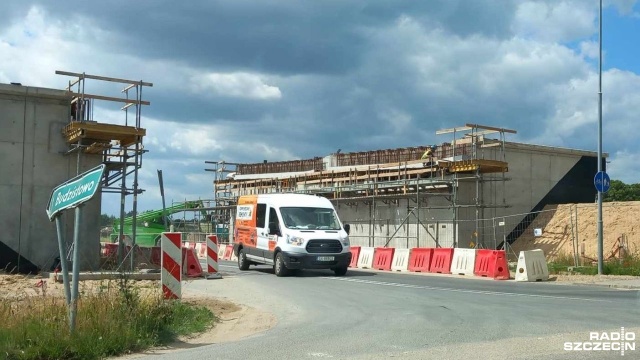 Postępuje budowa brakującego odcinka drogi krajowej nr 11, który połączy zjazd z drogi S6 i kołobrzeską obwodnicę.