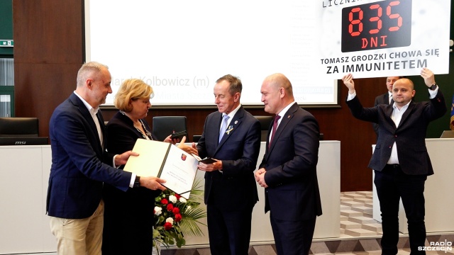 Medal za zasługi dla Szczecina i apel o wyjaśnienie sprawy korupcyjnej - otrzymał dziś marszałek Senatu, podczas uroczystej sesji Rady Miasta.