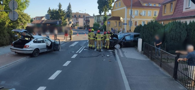 Dwa samochody czołowo zderzyły się we Goleniowie. Wypadek wydarzył się na ulicy Szkolnej.