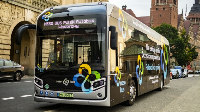 Pierwszy polski autobus wodorowy pojawił się na ulicach Szczecina. Chodzi o Neso Bus, który może przejechać bez tankowania nawet 450 kilometrów.