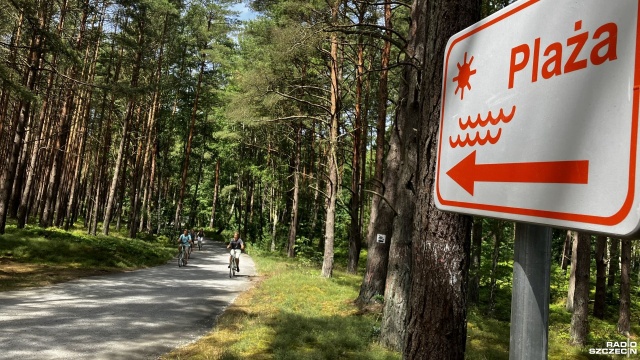 Mieszkańcy świnoujskiego Warszowa w końcu mogą dostać się do plaży. Spółka Gaz-System utwardziła dojazd pod samo wejście i wynajęła autobusy, kursujące na trasie Warszów - plaża w Przytorze.