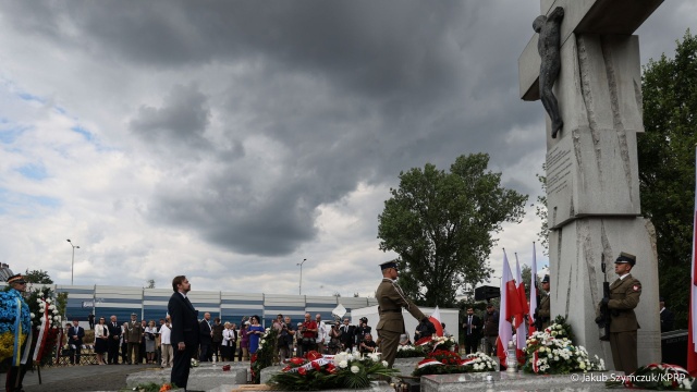 W Warszawie oddano hołd ofiarom rzezi wołyńskiej. Uroczystość odbyła się na Skwerze Wołyńskim przy pomniku ofiar w Narodowy Dzień Pamięci Ofiar Ludobójstwa dokonanego przez ukraińskich nacjonalistów na obywatelach II Rzeczypospolitej Polskiej.