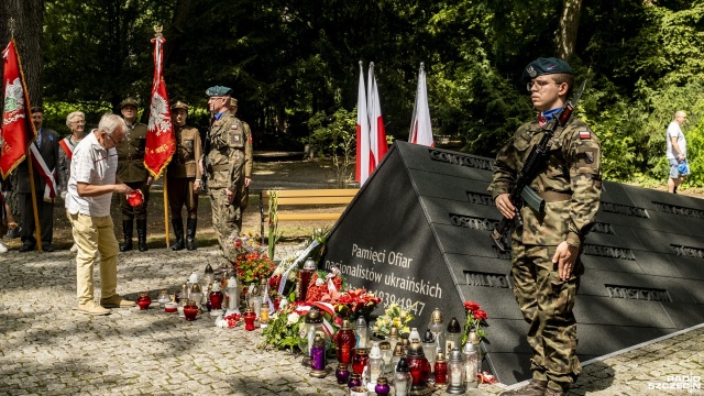 Za zamordowanych podczas rzezi wołyńskiej modlili się dziś przy pomniku na Cmentarzu Centralnym mieszkańcy Szczecina.