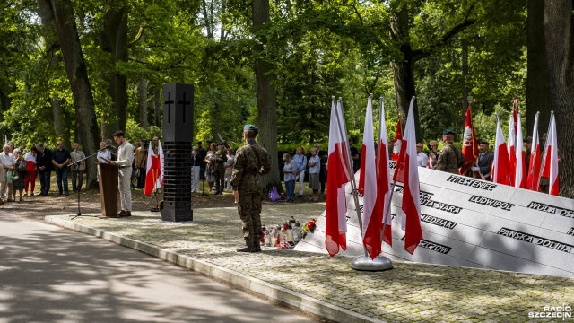 - Za symbolicznymi gestami ze strony rządu ukraińskiego powinny iść czyny, czyli pozwolenie na ekshumację ofiar Rzezi Wołyńskiej - tak goście audycji Radio Szczecin na Wieczór oceniają dalsze kroki w sprawie pomordowanych Polaków na Wołyniu.