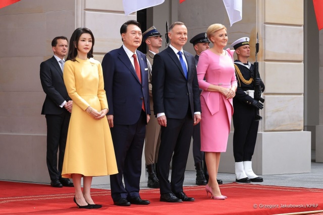 W Warszawie rozpoczęło się spotkanie prezydentów Polski i Korei Południowej. Andrzej Duda i Jun Suk-jol omawiają najważniejsze kwestie bezpieczeństwa międzynarodowego, a także szeroki wachlarz spraw dwustronnych.