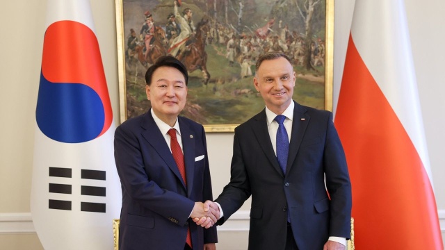Prezydent Andrzej Duda powiedział, że Korea Południowa jest strategicznym partnerem Polski. Podkreślił, że Polska przywiązuje ogromną wagę do współpracy z tym państwem.