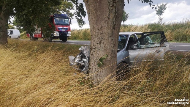 Konieczna była interwencja śmigłowca Lotniczego Pogotowia Ratunkowego po tym, jak auto uderzyło w przydrożne drzewo na trasie między Drawskiem Pomorskim a Gudowem.