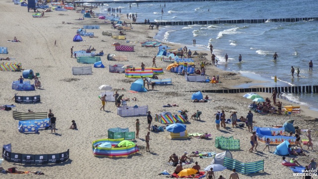 Parawany na plaży stawiane jeden przy drugim, utrudniają pracę ratownikom. Wówczas znacznie wydłuża się czas dotarcia do potrzebujących pomocy.