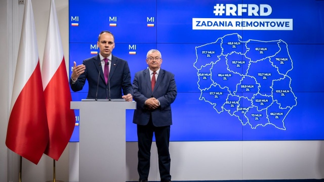 Remonty dróg samorządowych przyczyniają się do zmniejszenia liczby śmiertelnych wypadków - powiedział Rafał Weber, wiceminister infrastruktury.
