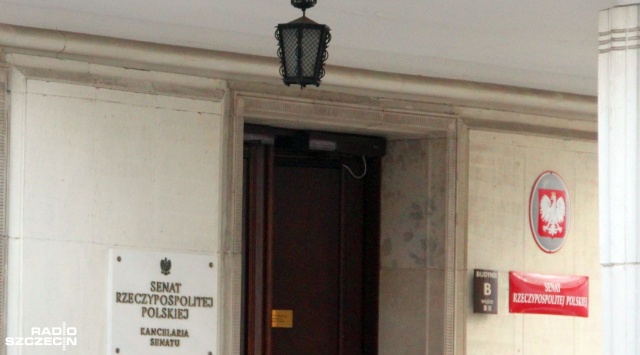 Senat odrzucił poprawki zaproponowane przez Prawo i Sprawiedliwość, dotyczące pracowników znajdujących się pod szczególną ochroną, w tym kobiet w ciąży oraz zwiększenia ulgi podatkowej od składek związkowych. Co ważne, poprawki były ustalone ze stroną społeczną m.in. z Solidarnością.