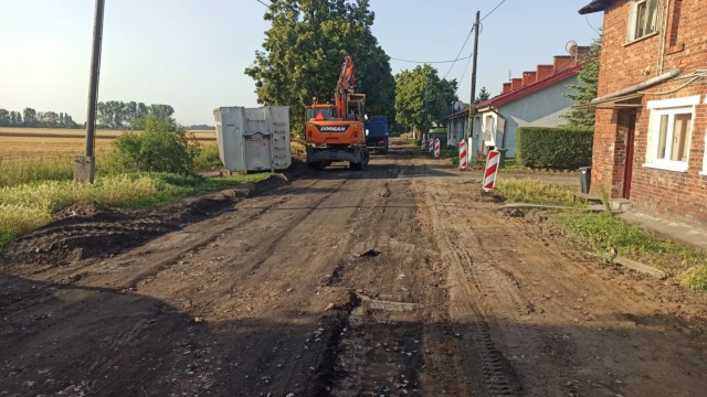 Dwa i pół miliona złotych kosztuje przebudowa drogi w stargardzkim Giżynku. Nowa nawierzchnię zyska jezdnia od skrzyżowania z ul. Spokojną.