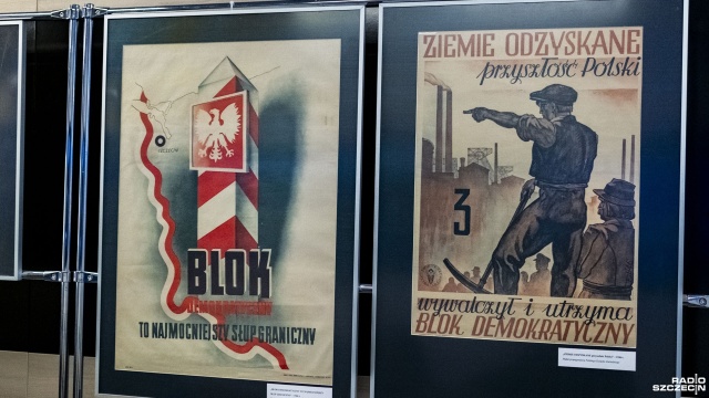 Gry planszowe, gazety oraz plakaty propagandowe, w języku niemieckim, polskim i rosyjskim w holu Radia Szczecin, z okazji urodzin polskiego Szczecina.