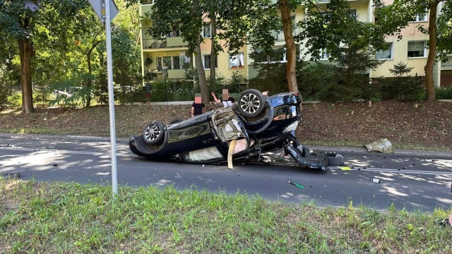 W szczecińskich Zdrojach, na ulicy Mącznej, dachował samochód osobowy.