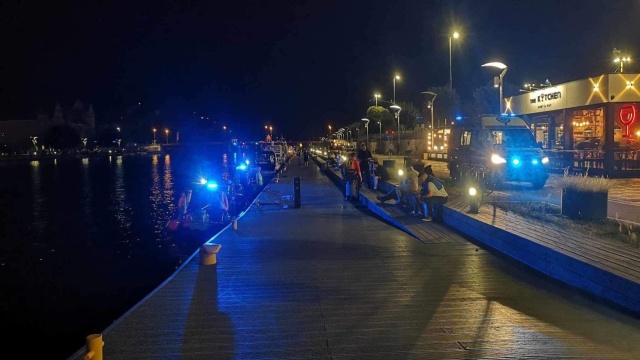 Kolejna niebezpieczna sytuacja na szczecińskich bulwarach. Wczoraj wieczorem, przed godziną 23:00 dwóch mężczyzn wpadło do Odry. Obaj byli pijani.