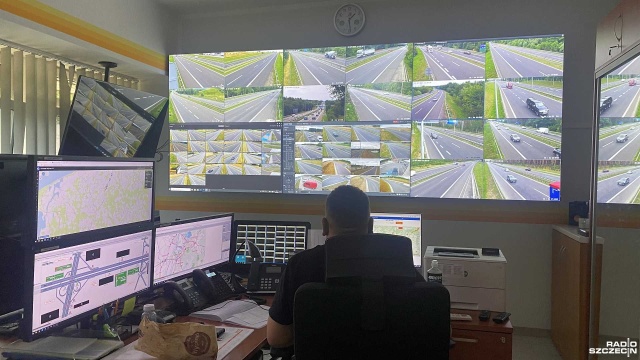 Setki kamer na drogach, dwóch inspektorów obserwujących ponad 60 monitorów 24 godziny na dobę, czuwający nad bezpieczeństwem na trasach naszego regionu. To Punkt Informacji Drogowej Generalnej Dyrekcji Dróg Krajowych i Autostrad w Szczecinie, gdzie nadzorowany jest ruch samochodów poruszających się po drogach krajowych ekspresowych i autostradzie A6.