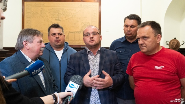 Zgłosiliśmy postulat, by rozdzielić produkcję roślinną od zwierzęcej. Walczymy o to od czterech lat, jeśli przepisy się nie zmienią, zorganizujemy kolejny protest - mówią zachodniopomorscy rolnicy po spotkaniu w sprawie pomocy suszowej z wojewodą zachodniopomorskim Zbigniewem Boguckim.