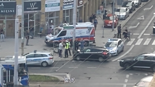 Kierowca wjechał w słup - do zdarzenia doszło na skrzyżowaniu Jagiellońskiej i Bohaterów Warszawy.