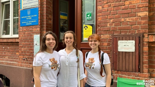 Grupa studentów z Ukrainy - ze szczecińskich uczelni - pomaga w pleceniu siatek maskujących dla walczących żołnierzy w Ukrainie.