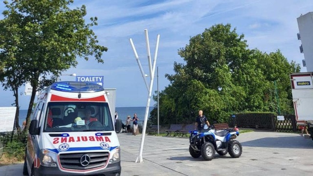 To małe i proste w użyciu urządzeniu, a może uratować życie - tak było w weekend w Międzyzdrojach. Chodzi o defibrylator AED. O interwencji informuje Wojewódzka Stacja Pogotowia Ratunkowego w Szczecinie.