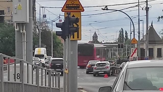 Uwaga kierowcy, utrudnienia na wjeździe na Most Długi w Szczecinie.