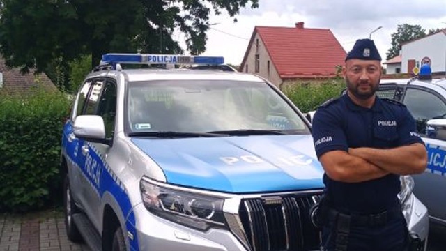 Dziecko zakrztusiło się lizakiem - na pomoc ruszył mu Rafał Traut ze szczecińskiej komendy oraz postronny mężczyzna.