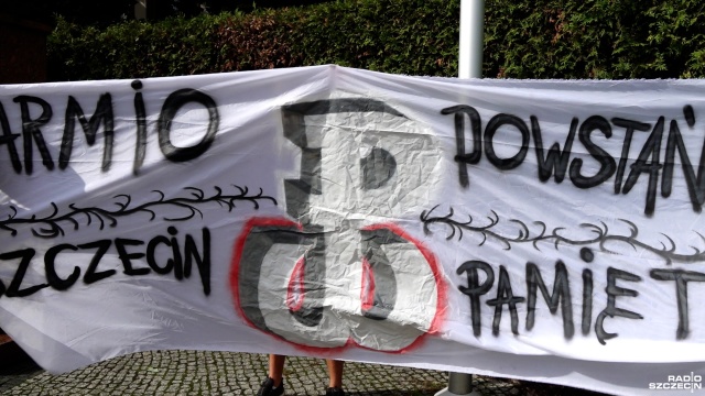 Powstanie Warszawskie, którego rocznicę rozpoczęcia dzisiaj obchodzimy, skapitulowało 3. października. Kilka dni później rząd III Rzeszy wydał rozkaz zburzenia miasta. Wedle szacunków nawet 84 procent zabudowy lewobrzeżnej Warszawy zostało zniszczone podczas i po powstaniu. Te wydarzenia są idealnym przykładem tego, dlaczego Niemcy powinni wypłacić Polsce reparacje za II Wojnę Światową - mówi poseł PiS, Artur Szałabawka.