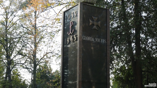Niemcy poprawiają swoją świadomość historyczną, lecz dalej niewiele wiedzą o ich zbrodniach podczas II Wojny Światowej. W podstawie programowej Powstanie Warszawskie i inne tego typu wydarzenia nie są poruszane, stąd Niemcy nie rozumieją historii krajów poszkodowanych podczas wojny - mówiła w programie Radio Szczecin na Wieczór Hanna Radziejowska, dyrektor berlińskiego oddziału Instytutu Pileckiego.