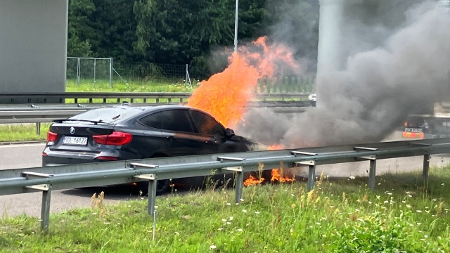 Na drodze S3 przed zjazdem na Parłówko w kierunku Świnoujścia, w płomieniach stanęło auto osobowe.