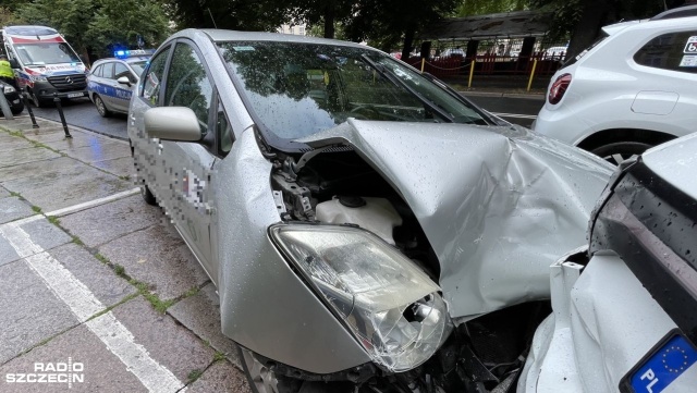 Samochód osobowy wjechał w zaparkowane przy ulicy auto.