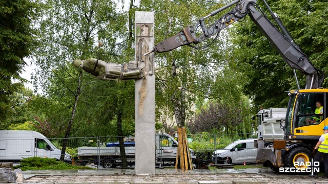 Chwilę po godzinie 14 buldożer z młotem pneumatycznym rozpoczął rozbiórkę obelisku.