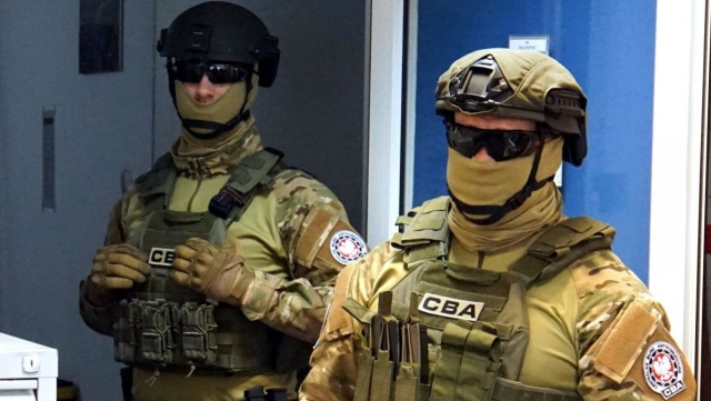 Agenci Centralnego Biura Antykorupcyjnego weszli do warszawskiego ratusza oraz Miejskiego Przedsiębiorstwa Oczyszczania. Jak poinformował w mediach społecznościowych dziennikarz śledczy Piotr Nisztor, zabezpieczyli dokumenty dotyczące tzw. afery śmieciowej.