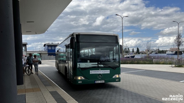 W świnoujskim Warszowie od tygodnia dojechać można do plaży przez zamkniętą do niedawna - dla pojazdów i pieszych - ulicę Ku Morzu.