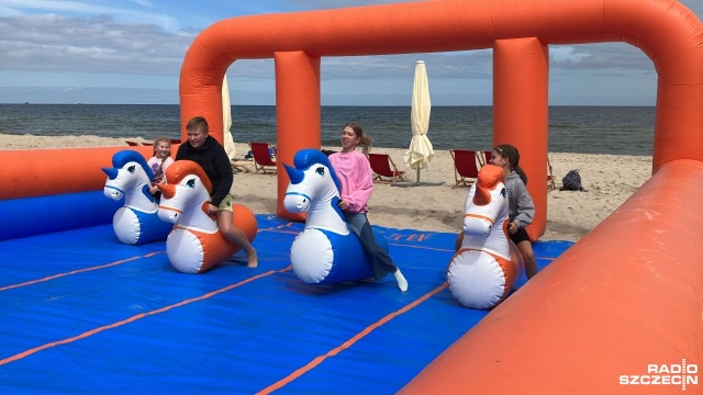 Zabawa, sport i wypoczynek to Plaża pełna energii, czyli projekt Spółki GAZ-SYSTEM, realizowany przy Podziemnym Mieście w Świnoujściu.