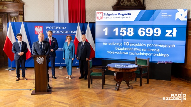 Dziesięć samorządów z naszego regionu otrzymało w poniedziałek wsparcie na poprawę bezpieczeństwa w swoich gminach i powiatach. To prawie milion dwieście tysięcy złotych bezzwrotnej dotacji - mówi wojewoda zachodniopomorski, Zbigniew Bogucki.
