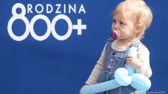 Prezydent Andrzej Duda podpisał ustawę zakładającą podwyższenie od nowego roku świadczenia 500 plus do 800 złotych.