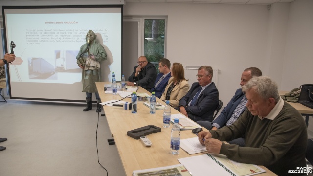 Nie chcemy was tutaj - idźcie gdzieś indziej - mieszkańcy gminy Goleniów protestują przeciwko budowie spalarni odpadów medycznych, weterynaryjnych i niebezpiecznych w Glewicach. Wczoraj w Goleniowie odbyło się spotkanie protestujących z przedstawicielami inwestora.
