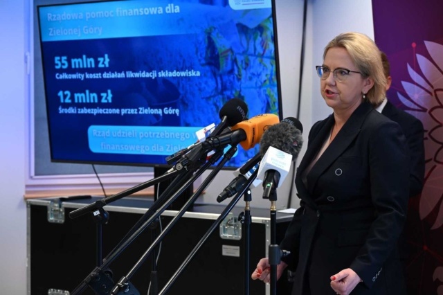 Minister klimatu i środowiska Anna Moskwa podziękowała służbom, które brały i biorą udział w akcji gaśniczej w sołectwie Przylep.