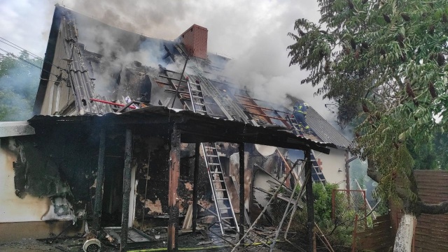 W Rąbinku, w powiecie świdwińskim doszło wczoraj do tragicznego pożaru. W płomieniach stanął dom i budynki gospodarcze.