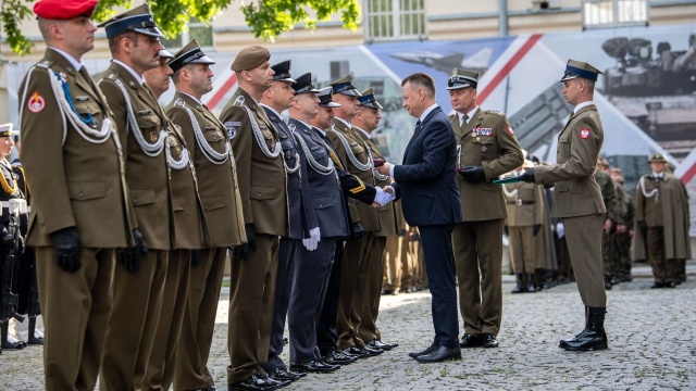 W przededniu Święta Wojska Polskiego minister obrony narodowej Mariusz Błaszczak wręczył wojskowym odznaczenia i wyróżnienia.