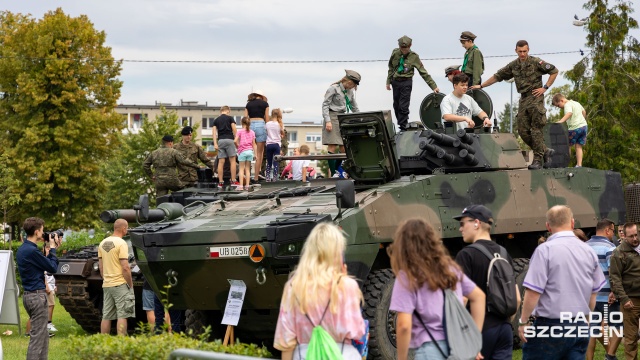 Jednostki wojskowe, pokazy uzbrojenia i najnowocześniejszego sprzętu - to dziś do zobaczenia w Chojnie. Trwa tam piknik wojskowy pod hasłem Silna biało-czerwona.