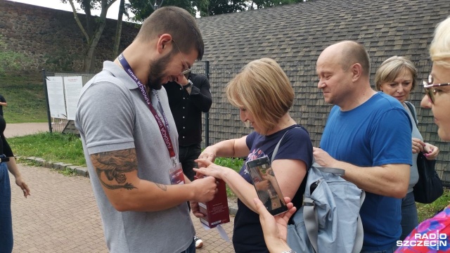 Rodzina, przyjaciele, koledzy i znajomi Katarzyny Charasińskiej oraz pracownicy Straży Miejskiej w Stargardzie wyruszyli dziś w marszu charytatywnym na rzecz jej leczenia i rehabilitacji.