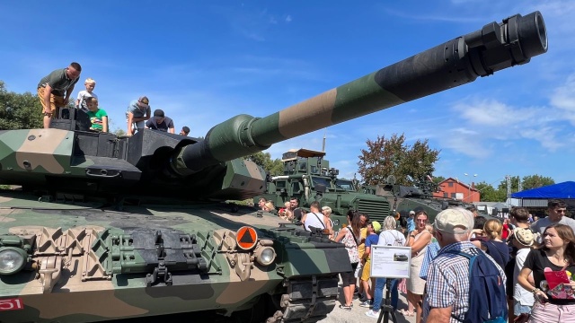 Ponad 2 tysiące żołnierzy, ponad 200 jednostek sprzętu bojowego oraz ponad 90 statków powietrznych będzie można podziwiać podczas defilady Wojska Polskiego, która 15 sierpnia odbędzie się na stołecznej Wisłostradzie.