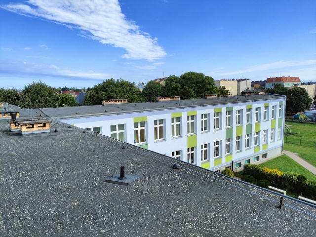 To ostatnie szlify przed przyjęciem uczniów w nowym roku szkolnym. Ruszył remont dachu w stargardzkiej podstawówce nr 1.