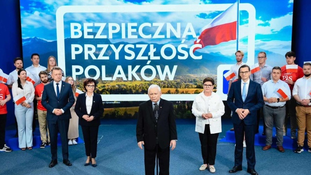 Bezpieczna przyszłość Polaków  - to hasło wyborcze Prawa i Sprawiedliwości na październikowe wybory parlamentarne. Hasło przedstawił prezes partii Jarosław Kaczyński.