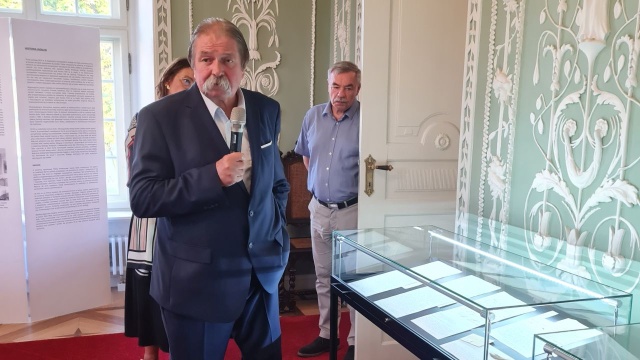 Prywatne zbiory szczecińskiego antykwariusza prezentowane na wystawie w Pałacu Lipskich w Lewkowie w Wielkopolsce. Okazy ze zbioru doktora Wojciecha Lizaka dotyczą Antoniego Radziwiłła. Na wystawie zobaczyć można suknię balową czy pierwsze wydanie opery Faust.