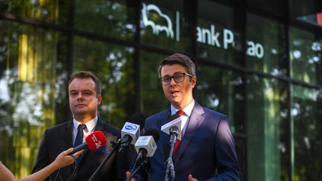 Rzecznik rządu Piotr Mueller powiedział, że polskie banki państwowe pozwoliły na szybką realizację pomocy dla przedsiębiorstw w czasie pandemii i wprowadzenie kredytu 2 procent.