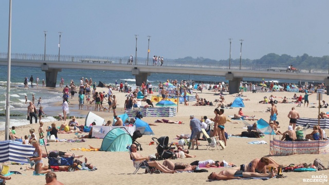 Co prawda sezon plażowy powoli i nieuchronnie się kończy, ale w jednym z kurortów naszego wybrzeża szykuje się dyskusja o jednym z najbardziej charakterystycznych obyczajów wczasowiczów ostatnich lat.