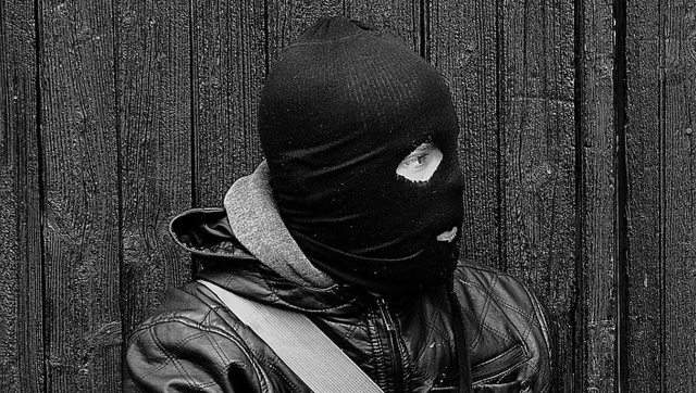 Wczoraj w szczecińskim Bezrzeczu doszło do próby napadu. Około godziny 13:00 matkę spacerującą z dzieckiem zaatakował obcy mężczyzna.