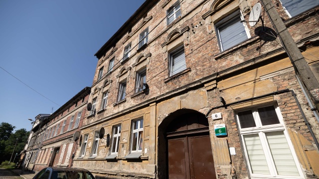Dziury w ścianach, sypiąca się klatka schodowa i toalety na dworze. To warunki w jakich żyją lokatorzy ul. Oficerskiej 6 w Dąbiu.