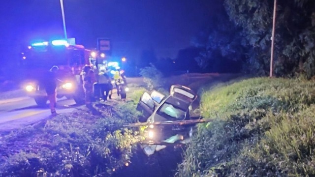 Mercedes na wpół zatopiony w rowie melioracyjnym na Wyspie Puckiej przy ulicy Marynarskiej.